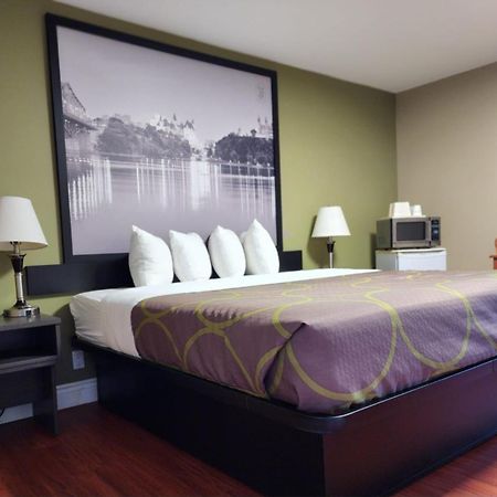 Super 8 by Wyndham Pembroke Hotel Bagian luar foto