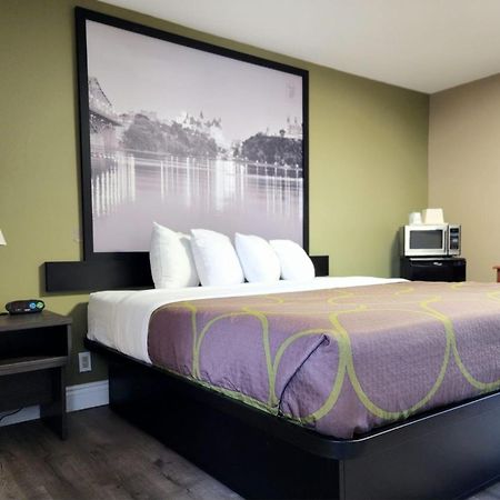 Super 8 by Wyndham Pembroke Hotel Bagian luar foto