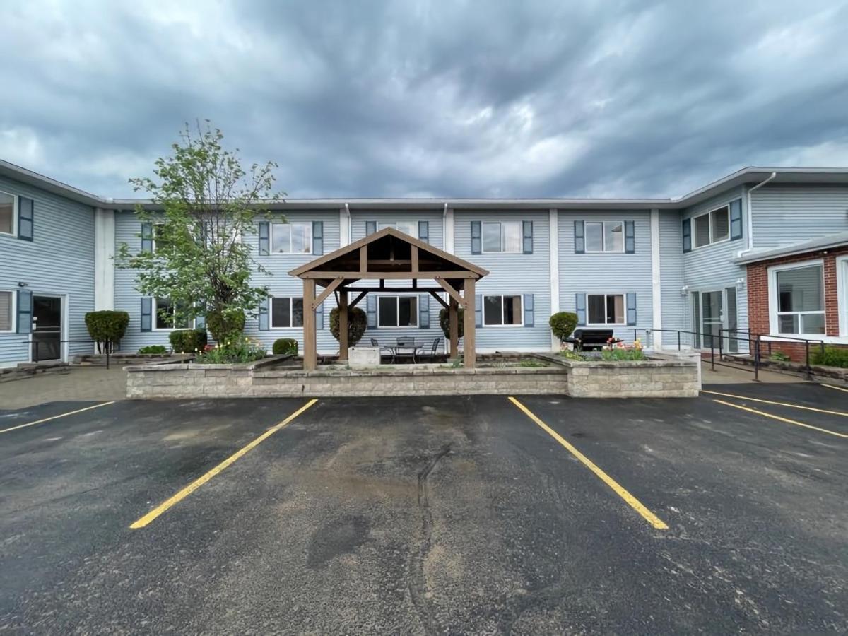 Super 8 by Wyndham Pembroke Hotel Bagian luar foto
