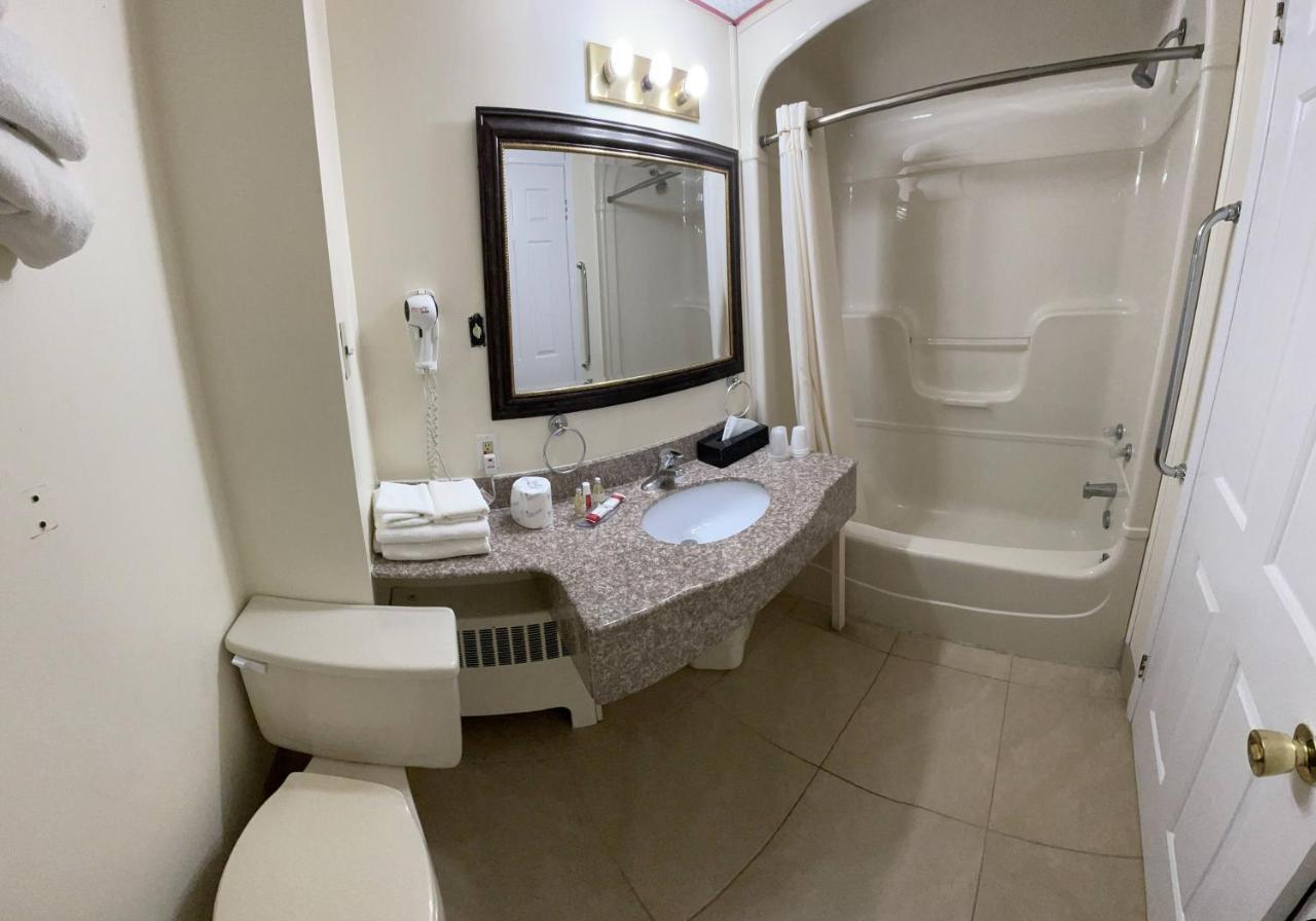 Super 8 by Wyndham Pembroke Hotel Bagian luar foto
