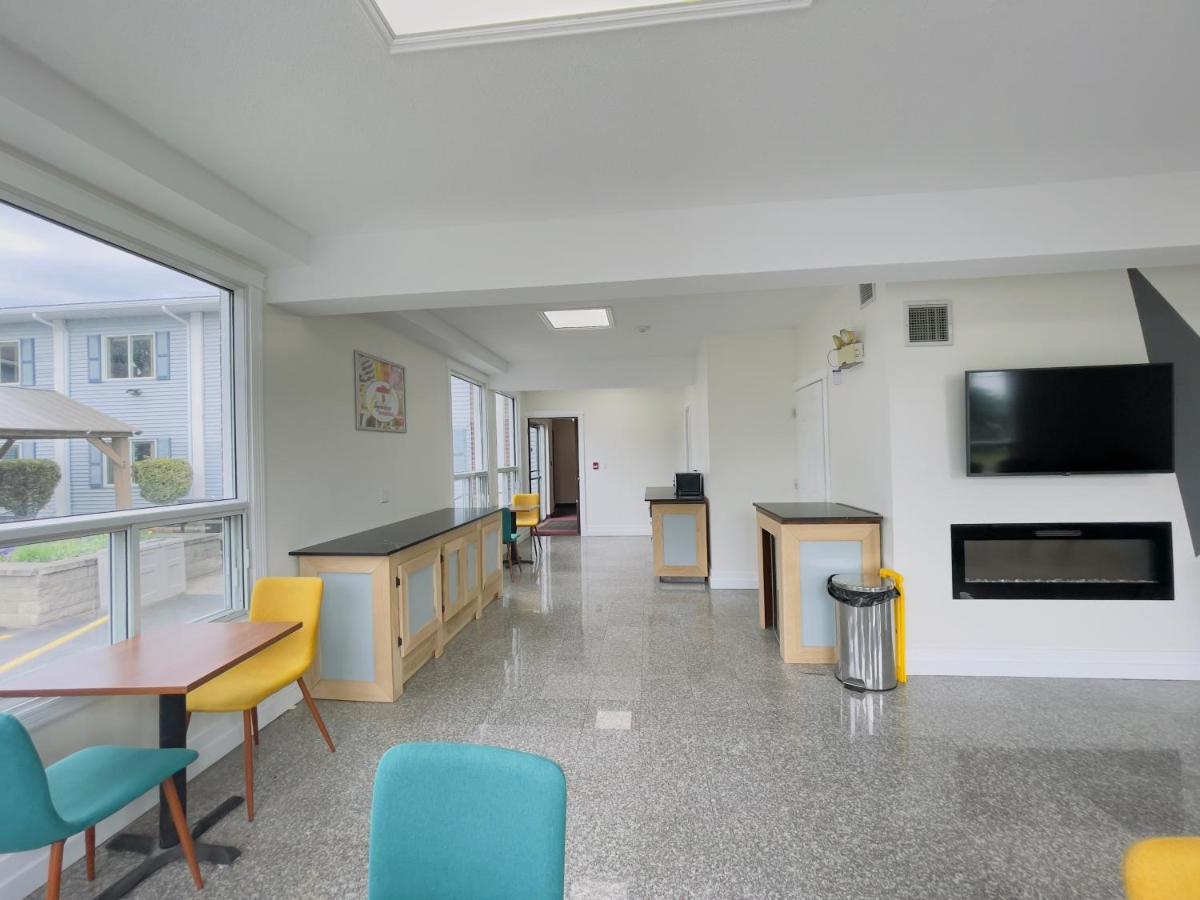 Super 8 by Wyndham Pembroke Hotel Bagian luar foto