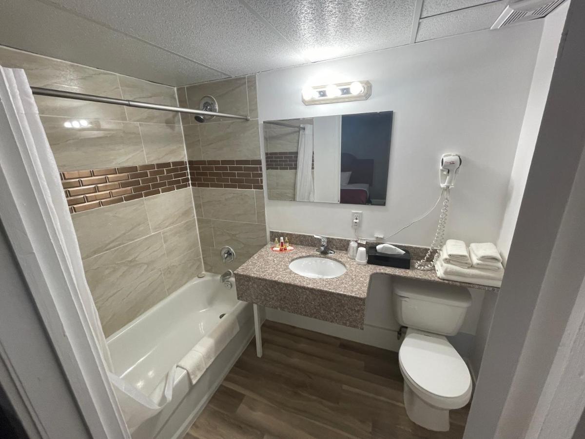 Super 8 by Wyndham Pembroke Hotel Bagian luar foto