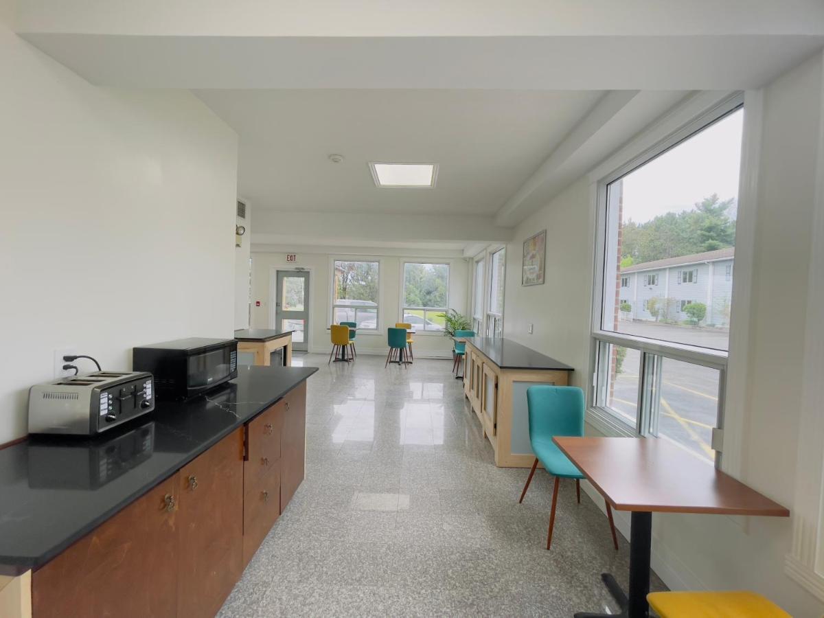 Super 8 by Wyndham Pembroke Hotel Bagian luar foto
