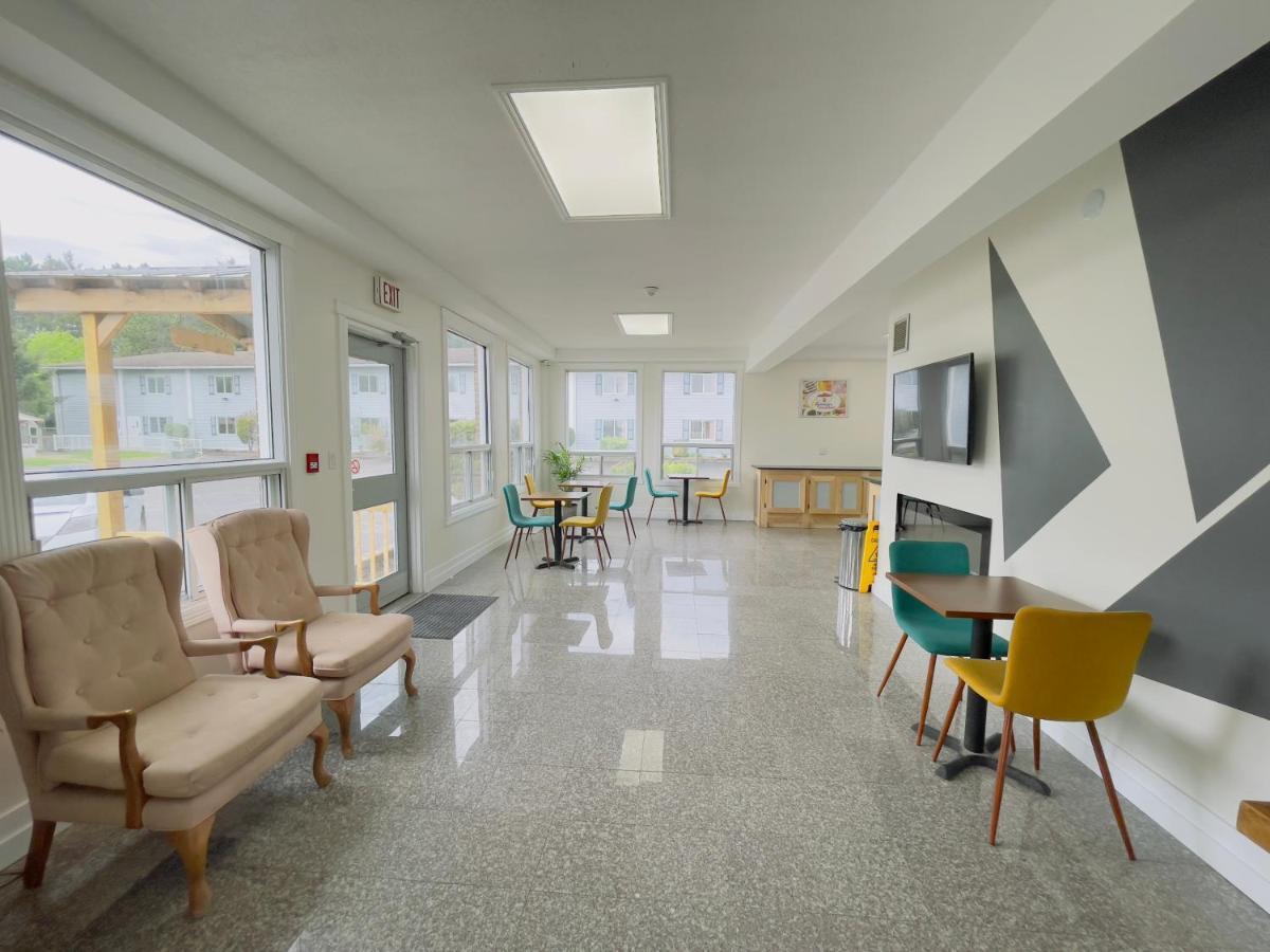 Super 8 by Wyndham Pembroke Hotel Bagian luar foto