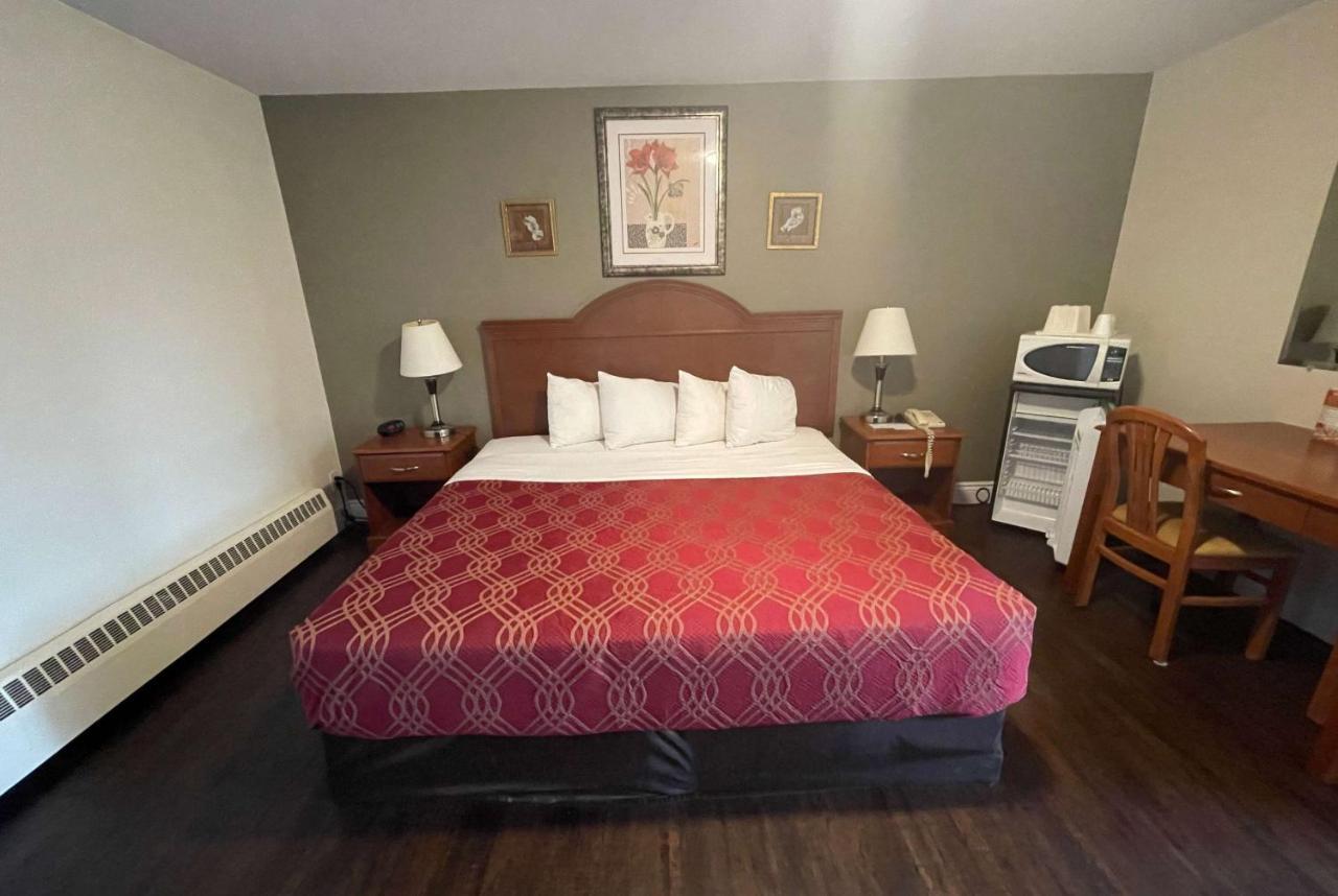 Super 8 by Wyndham Pembroke Hotel Bagian luar foto