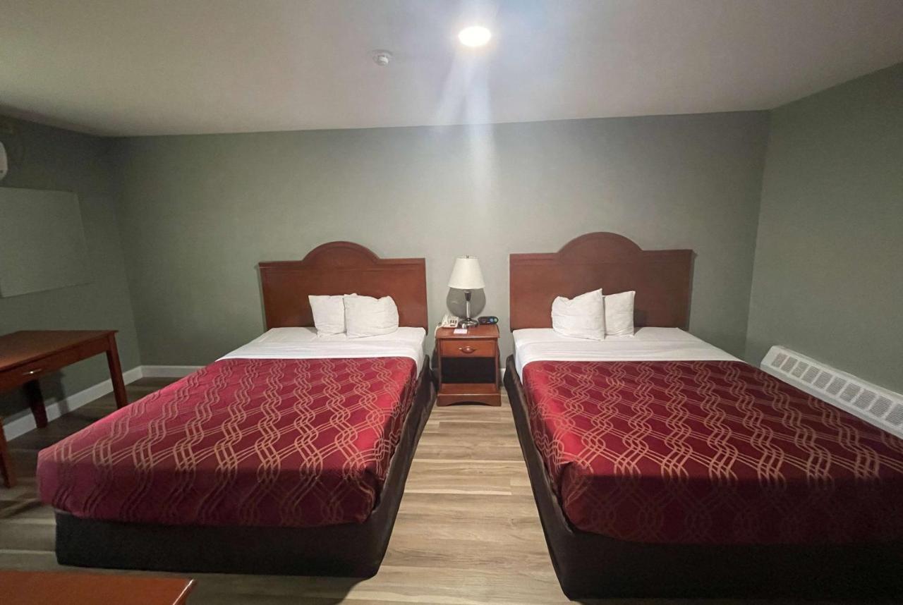 Super 8 by Wyndham Pembroke Hotel Bagian luar foto