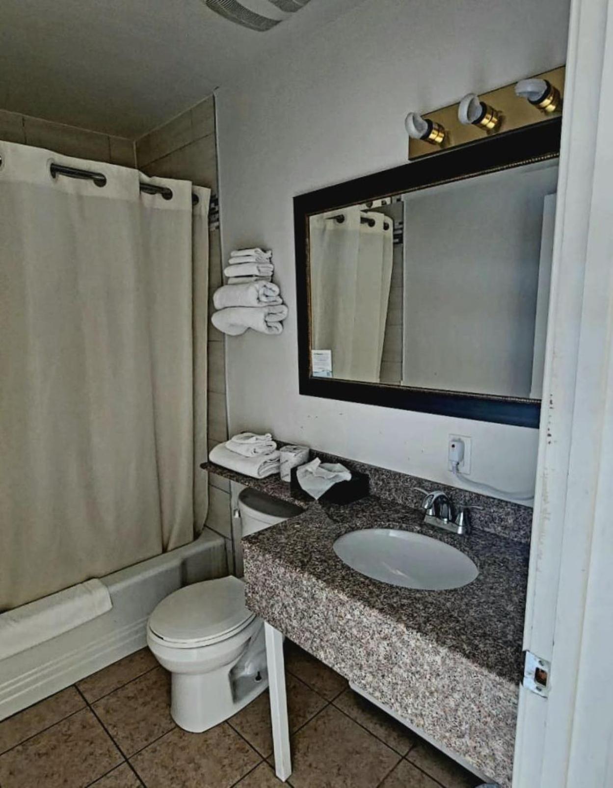 Super 8 by Wyndham Pembroke Hotel Bagian luar foto