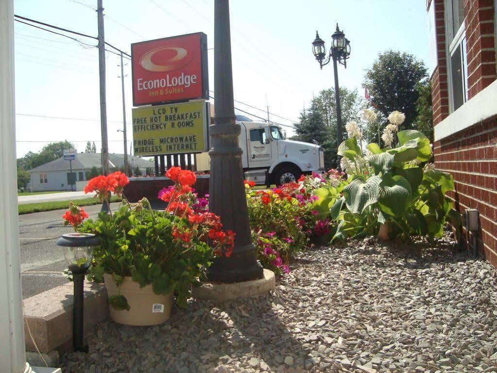 Super 8 by Wyndham Pembroke Hotel Bagian luar foto