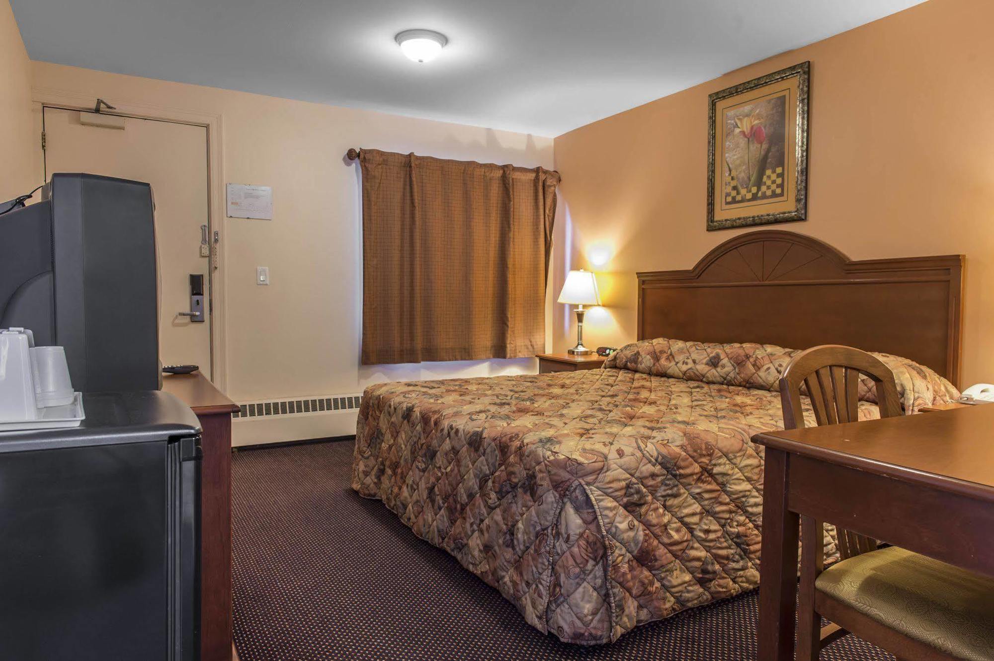 Super 8 by Wyndham Pembroke Hotel Bagian luar foto