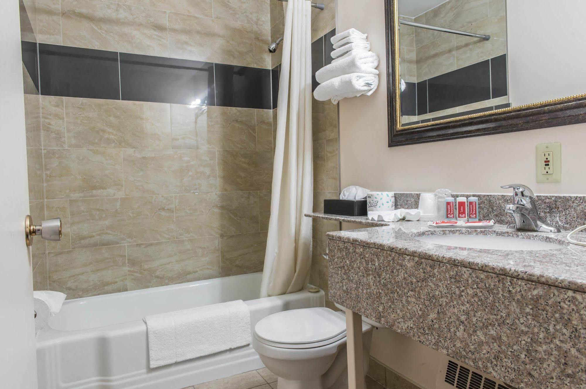 Super 8 by Wyndham Pembroke Hotel Bagian luar foto